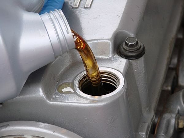 Why Use Hybrid Synthetic Outboard Oil?