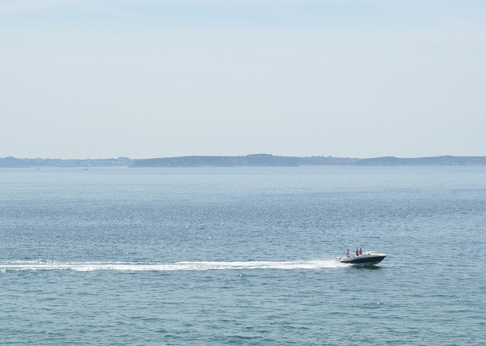 speed boat traveling